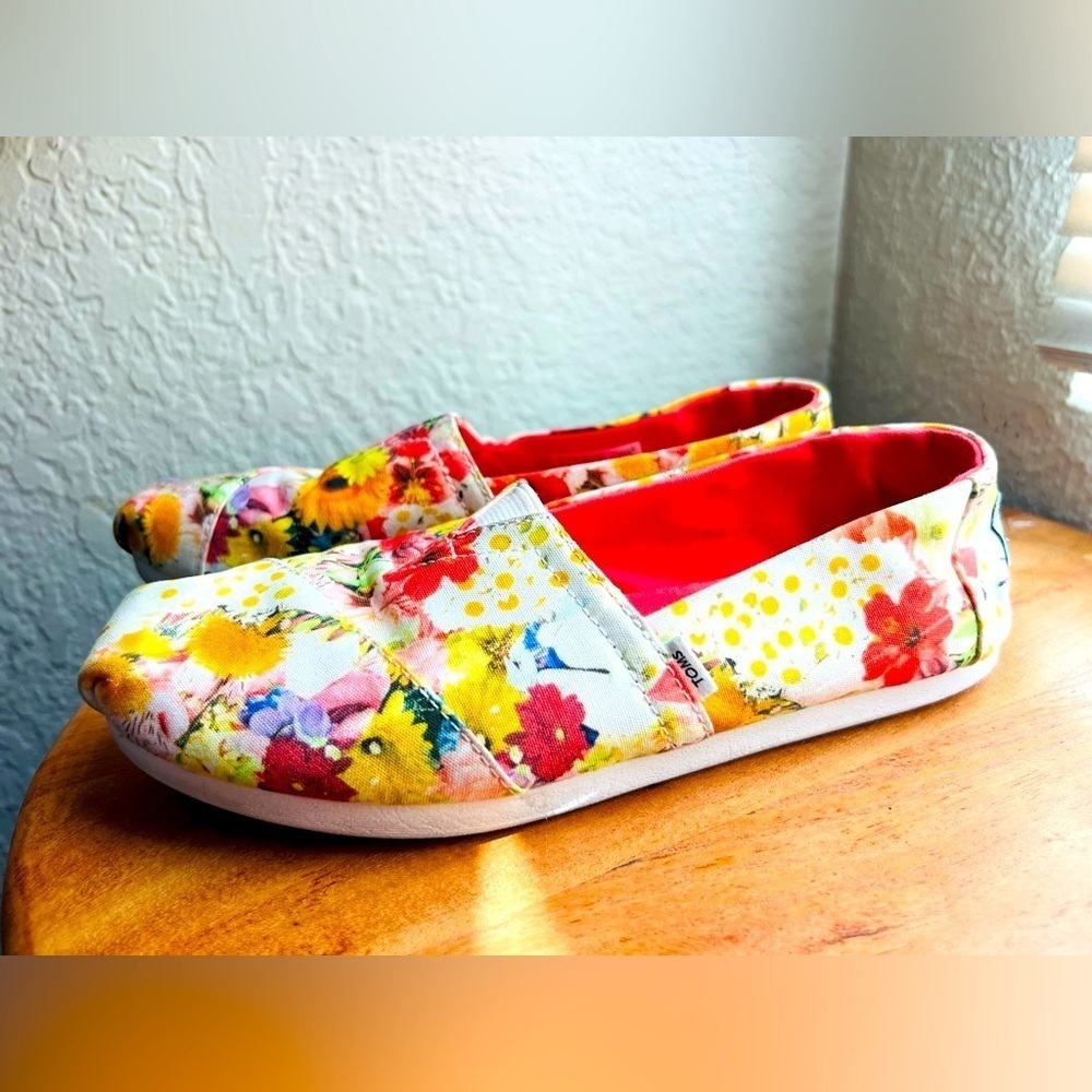 Tom’s shoes size 6 floral print like new condition